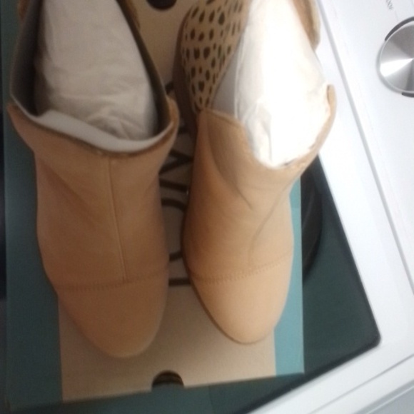 NWT NIB TOMS Everly Cutout Honey Leather/Tiny Cheetah Heel - Picture 4 of 6